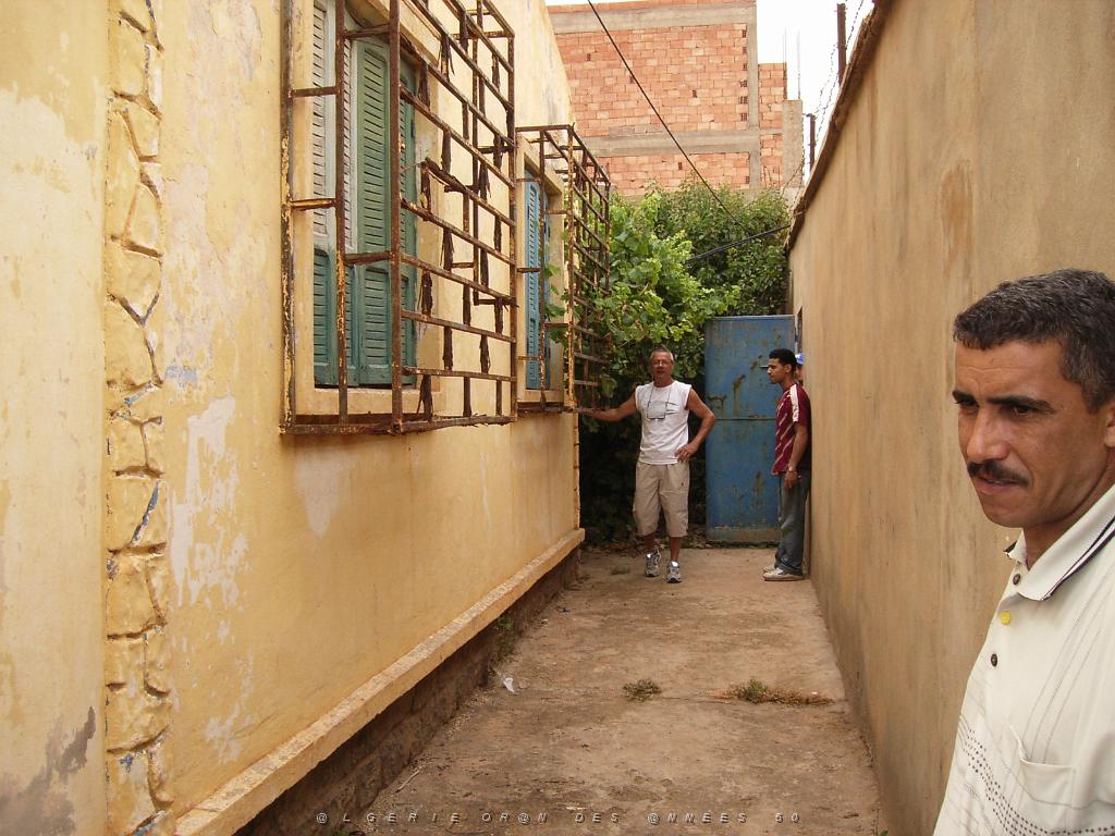 133-ORAN-Juin06-Cap Carbon, le cabanon(cet immense mur a droite gache toute la vue).jpg - Unicode